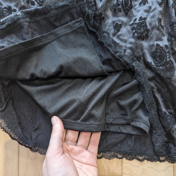 Black dress with velvet roses - Picture 2 of 3